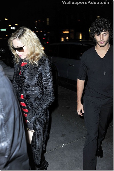 Madonna Jesus Luz wearing red Kabbalah bracelet 3QTLnh1ZqoAl