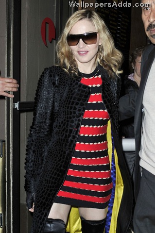 [Madonna+Jesus+Luz+wearing+red+Kabbalah+bracelet+7TOyrpP_prql[2].jpg]
