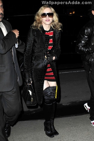 [Madonna+Jesus+Luz+wearing+red+Kabbalah+bracelet+sYyl6G_SXzil[2].jpg]