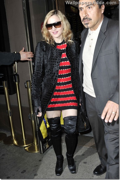Madonna Jesus Luz wearing red Kabbalah bracelet I1OVGaVtgvLl