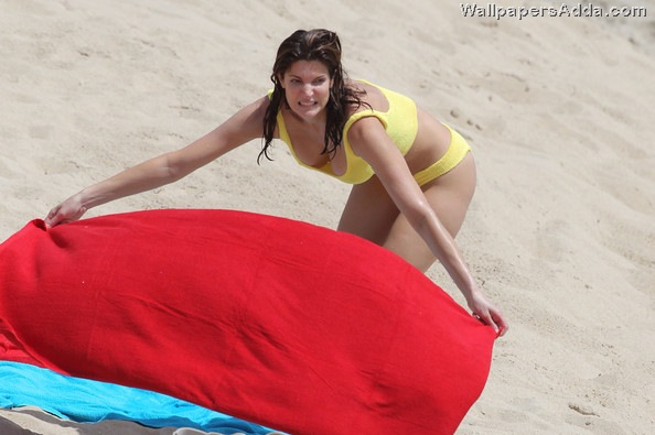 [Stephanie+shines+in+yellow+Vtoh7MUt-Jkl[2].jpg]