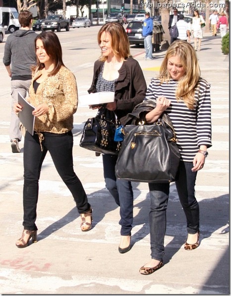 Hilary Swank Out Lunch Friends AoAoUn_GwNxl