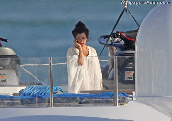 [Who+s+Kim+spying+on+J35rQOc-ALhl[3].jpg]