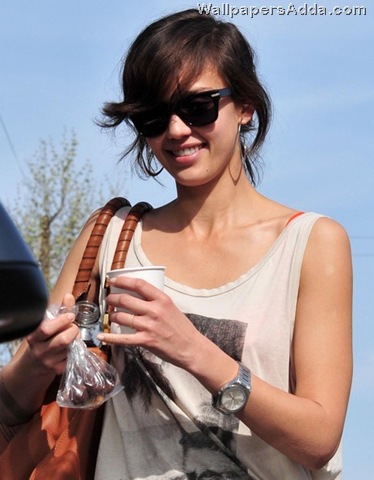 [Jessica+Alba+Meeting+Up+Friend+Brentwood+WT9vMCH6stdl[2].jpg]