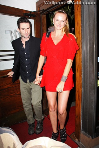 [Adam+Levine+takes+new+girlfriend+Russion+supermodel+1AeNW3zVarHl[2].jpg]