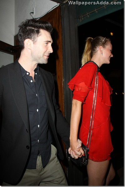 Adam Levine takes new girlfriend Russion supermodel Q2fVLtq5kn4l