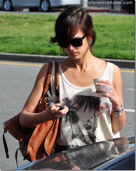 Jessica Alba Meeting Up Friend Brentwood Sw6bfvpV37ul