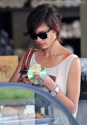 [Jessica+Alba+Meeting+Up+Friend+Brentwood+UzcWKDbRz3hl[2].jpg]