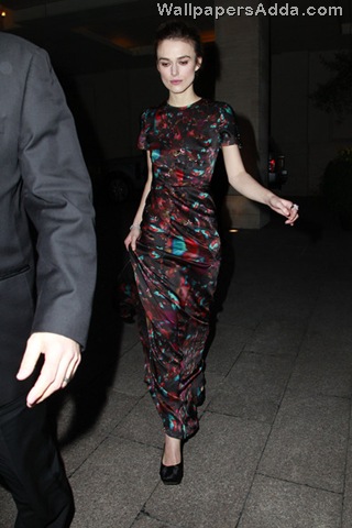 [Keira+Knightley+wearing+floor+length+silk+eyXn6vkBe3Gl[2].jpg]