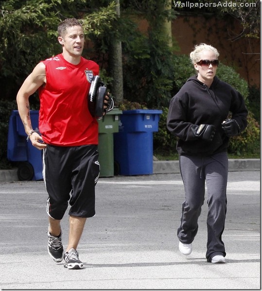 Kendra Wilkinson Hitting Mitts Trainer ofbMZFkYZ7Nl