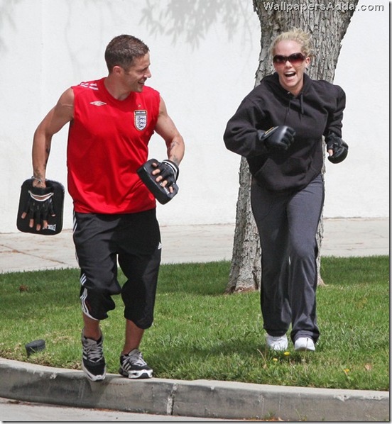 Kendra Wilkinson Hitting Mitts Trainer As9kJfx_jyml