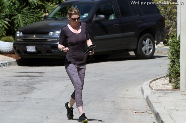 [Ellen+s+post+baby+bod+MvFy31naVtjl[3].jpg]