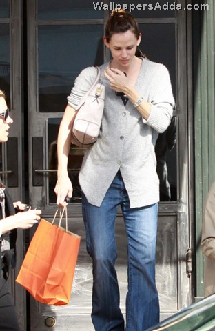 [Jennifer+Garner+Leaving+Restaurant+Santa+Monica+eDw846Zfynml[2].jpg]