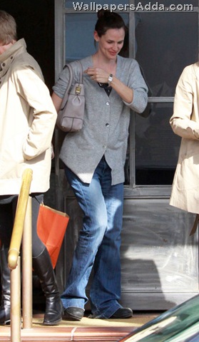 [Jennifer+Garner+Leaving+Restaurant+Santa+Monica+8i6I7bi9RE1l[2].jpg]