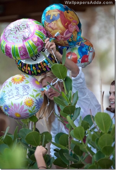 Cameron Diaz Fights Birthday Balloons Poolside zmTzuMV1kLul