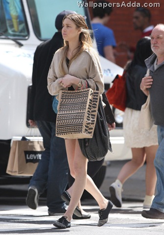 [Whitney+Port+walks+home+after+shopping+Topshop+VkMC1L4EHgDl[2].jpg]