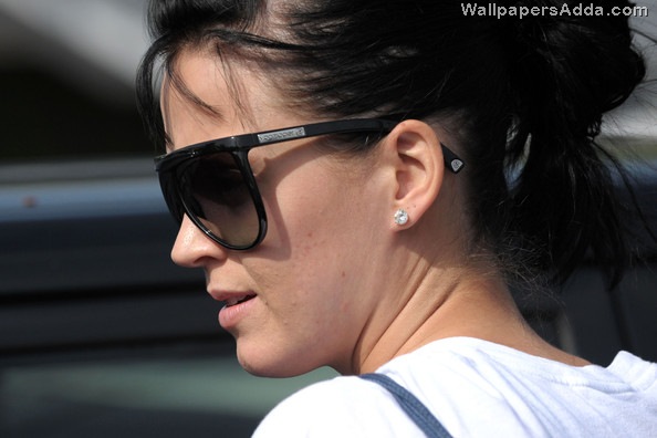 [Katy+Perry+proves+even+pop+stars+bad+skin+6KNu9sixMYnl[2].jpg]