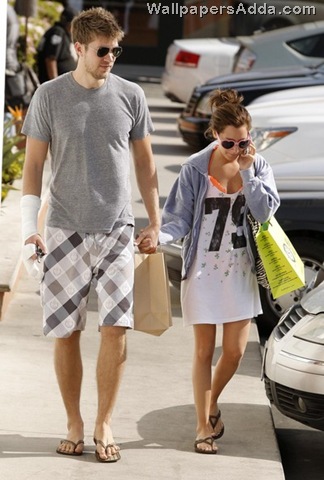 [Ashley+Tisdale+Scott+Speer+Out+Shopping+Malibu+RtYiYESrBvZl[2].jpg]