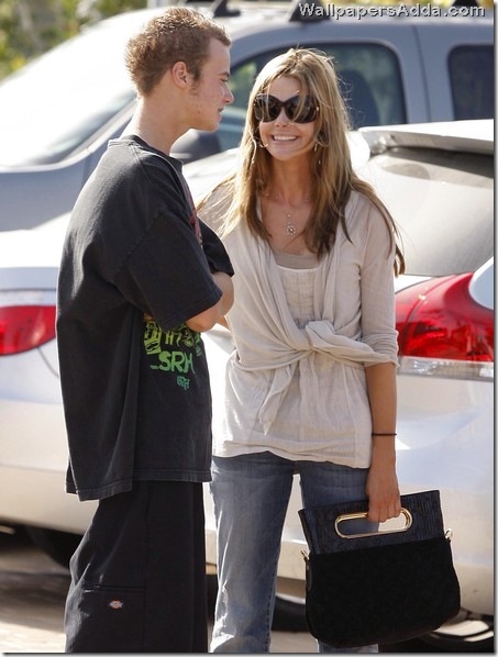 Denise Richards Out Shopping Malibu Y5drO24At1Il