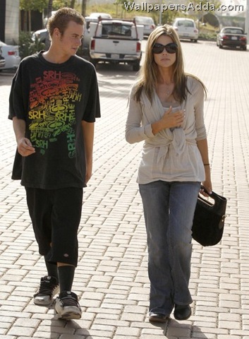 [Denise+Richards+Out+Shopping+Malibu+bDyzfV3MQ0Il[2].jpg]