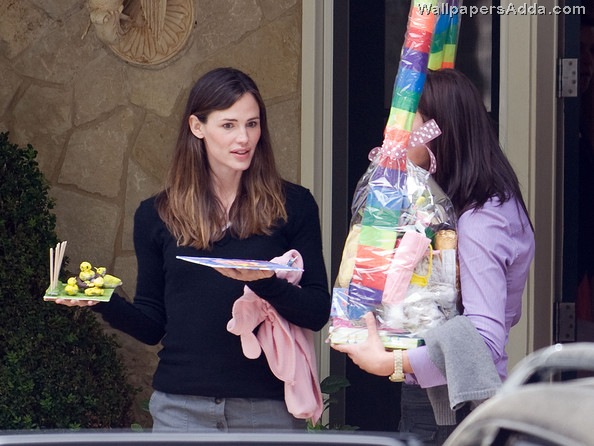 [Garner+Affleck+celebrate+Easter+kGUloSqfpsSl[3].jpg]