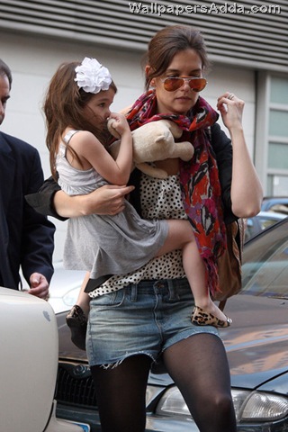 [Katie+Holmes+daughter+Suri+Cruise+spotted+Z93QNWUU19fl[2].jpg]