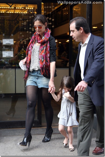 Katie Holmes daughter Suri Cruise spotted HOHr3oKxs_Jl