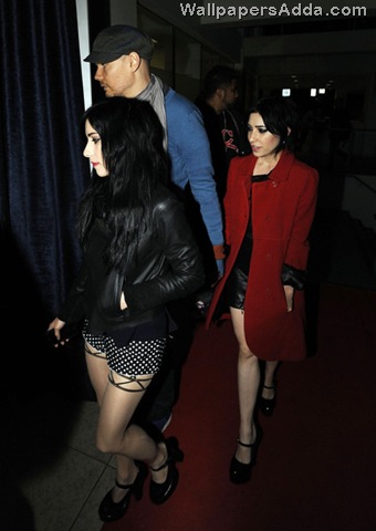 [Billy+Corgan+arrives+Trademark+Hotel+new+girlfriend+r5P3KsHz-66l[2].jpg]