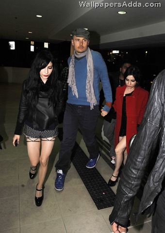 [Billy+Corgan+arrives+Trademark+Hotel+new+girlfriend+vIOEUkPJ7wLl[2].jpg]