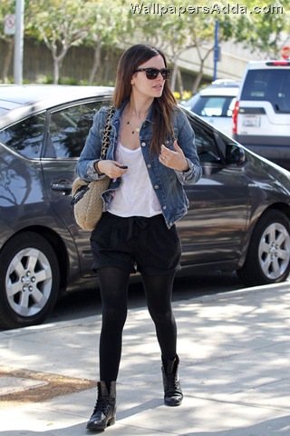 [Actress+Rachel+Bilson+sports+denim+jacket+TQxxmtisupwl[2].jpg]