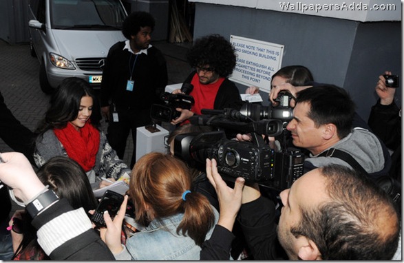 Selena Gomez greets her fans yc-2o7kqm5nl