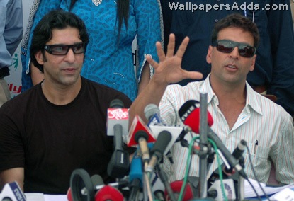 [wasim-akram-akshay-kumar[4].jpg]