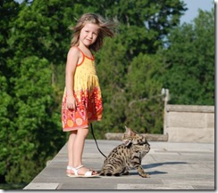 kathrin-stucki-photos-savannah-cat-and-daughter-1