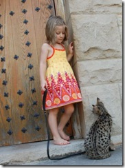 kathrin-stucki-photos-savannah-cat-and-daughter-3