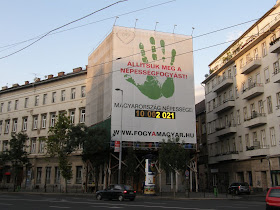 népességfogyás-számláló, Budapest,  VI. kerület,  Bajcsy-Zsilinszky út, óriásmolinó,   reklámháló, takaróháló, blog, reklám, óriásplakát, nemzethalál,  Nagycsaládosok Országos Egyesülete (NOE), Magyar Anya- és Családvédelmi Program 