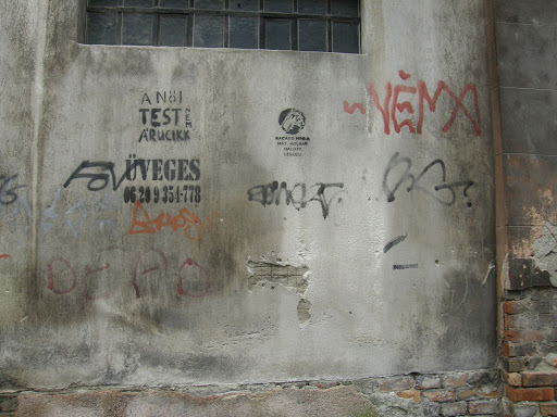 A női test nem árucikk, feminizmus, stencil,  Lendvay utca,  VI. kerület, street art, feminism, Budapest, blog 