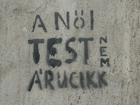 A női test nem árucikk, feminizmus, stencil,  Lendvay utca,  VI. kerület, street art, feminism, Budapest, blog     