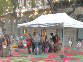 2010. szeptember 5-én vasárnap délelőtt 11 órától a gyalogosok vehetik birtokukba az Andrássy út Oktogon és Bajcsy-Zsilinszky út közötti szakaszát, ahol igazán mesés élményben lehet része az egész családnak. Hiszen ki látott már zongorát az úttesten? Aki még nem, az mindenképpen jöjjön el, mert a Hungarofest KLASSZ Zenei Iroda jóvoltából most rögtön öt is lesz, és mindegyiken egész nap neves művészek – így többek között Szilasi Alex, Szokolay Balázs, Nagy Péter, Csalog Gábor, Mocsári Károly, Hauser Adrienne és Ökrös Ottó – játszanak majd.  A gyerekeket a Csoki koncert színpad mellett egy muzsikus játszóházba, a ZENEDÉbe várják, ahol a legkisebbek a Bab Társulat játékmester quartettje jóvoltából játékos zenei és ügyességi feladatok során ismerkedhetnek a különböző hangszerekkel, belenézhetnek, sőt, bele is nyúlhatnak egy öreg zongorába, de lesz kottafejrajzolás és violinkulcs-keresés is, este 8 óra után pedig Verkli karaoke várja a kicsiket és nagyobbakat..  A felejthetetlennek ígérkező rendezvény apropója, hogy 2010-ben lenne 200 éves a Himnusz zeneszerzője, Erkel Ferenc, míg Gustav Mahler képzeletbeli születésnapi tortáján idén 150 szál gyertyát kellene gyújtanunk.  Ezen a napon a kávéházak mellett az Olvasóliget is kitelepül az Andrássy útra, ahol zongoraszó mellett kakaóval, süteménnyel a kezében mindenki kedvére olvasgathat. Aki pedig elfáradt a sok korzózásban, olvasásban, majszolásban, azt hintók szállítják majd térítésmentesen a jelzett útszakaszon.  A vasárnap délelőtt 10:00 órakor a Városligetből startoló 25. Nike Budapest Nemzetközi Félmaraton futói zongoramuzsikára haladhatnak majd az Andrássy út Oktogon és Bajcsy-Zsilinszky út közötti szakaszán.  Töltsünk együtt egy napot zongoramuzsika mellett kávéházi asztaloknál vagy az Olvasóliget székeiben szeptember 5-én vasárnap 11 órától az Andrássy úton! Budapest,  Andrássy út,  koncert, zenés korzó, VI. kerület,   Liszt, Mahler, Erkel 