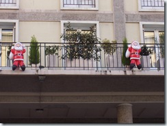 2010.12.12-013 pères Noël aux balcons