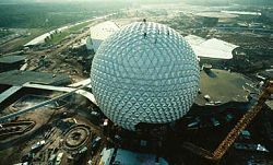 『新视线』游乐园：逃离现实的隐喻