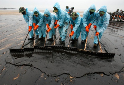 [crude-oil-spill-clear-up[6].jpg]