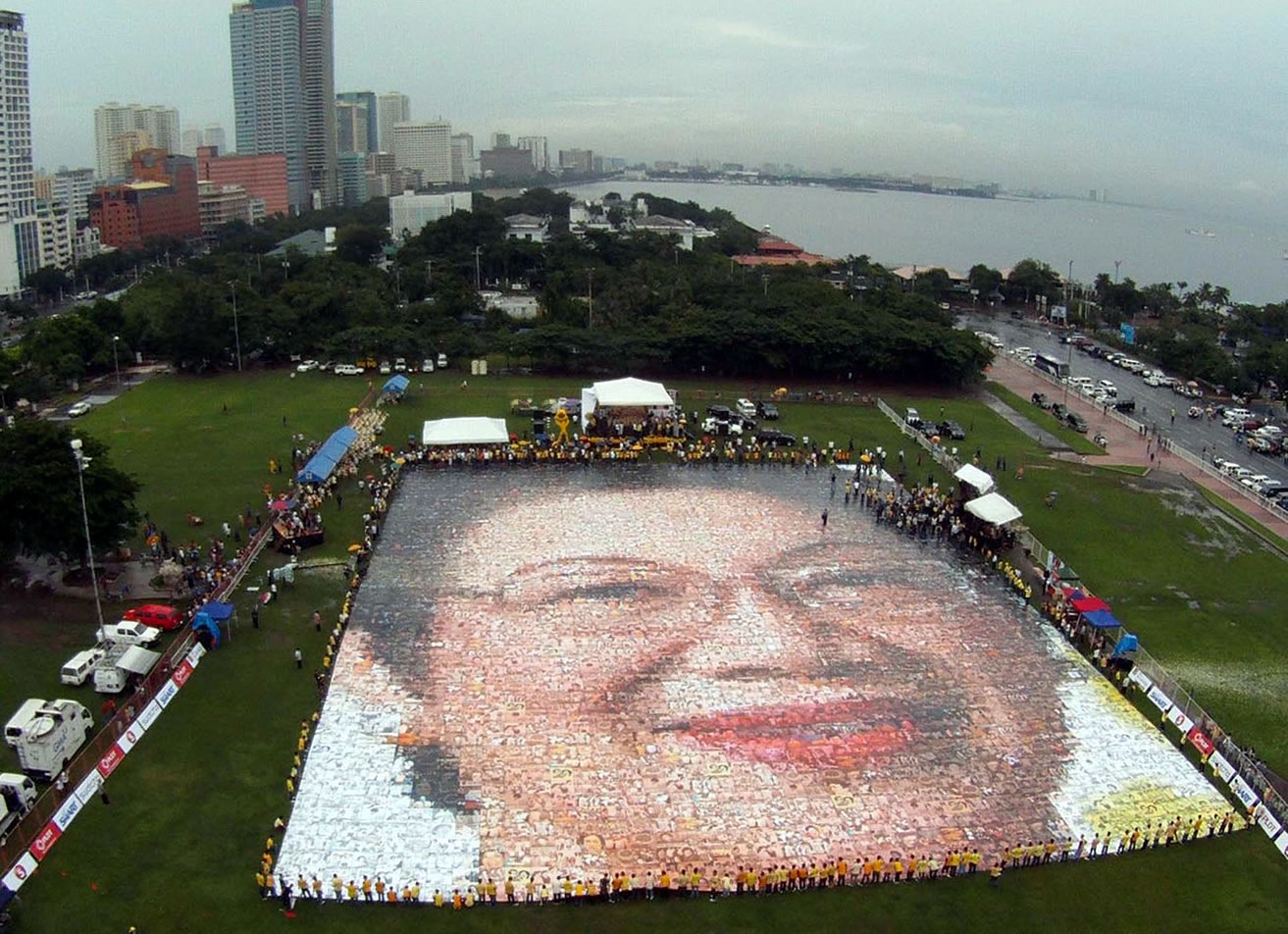 [World's Largest Photo Mosaic (by Revoli Cortez) 02[3].jpg]