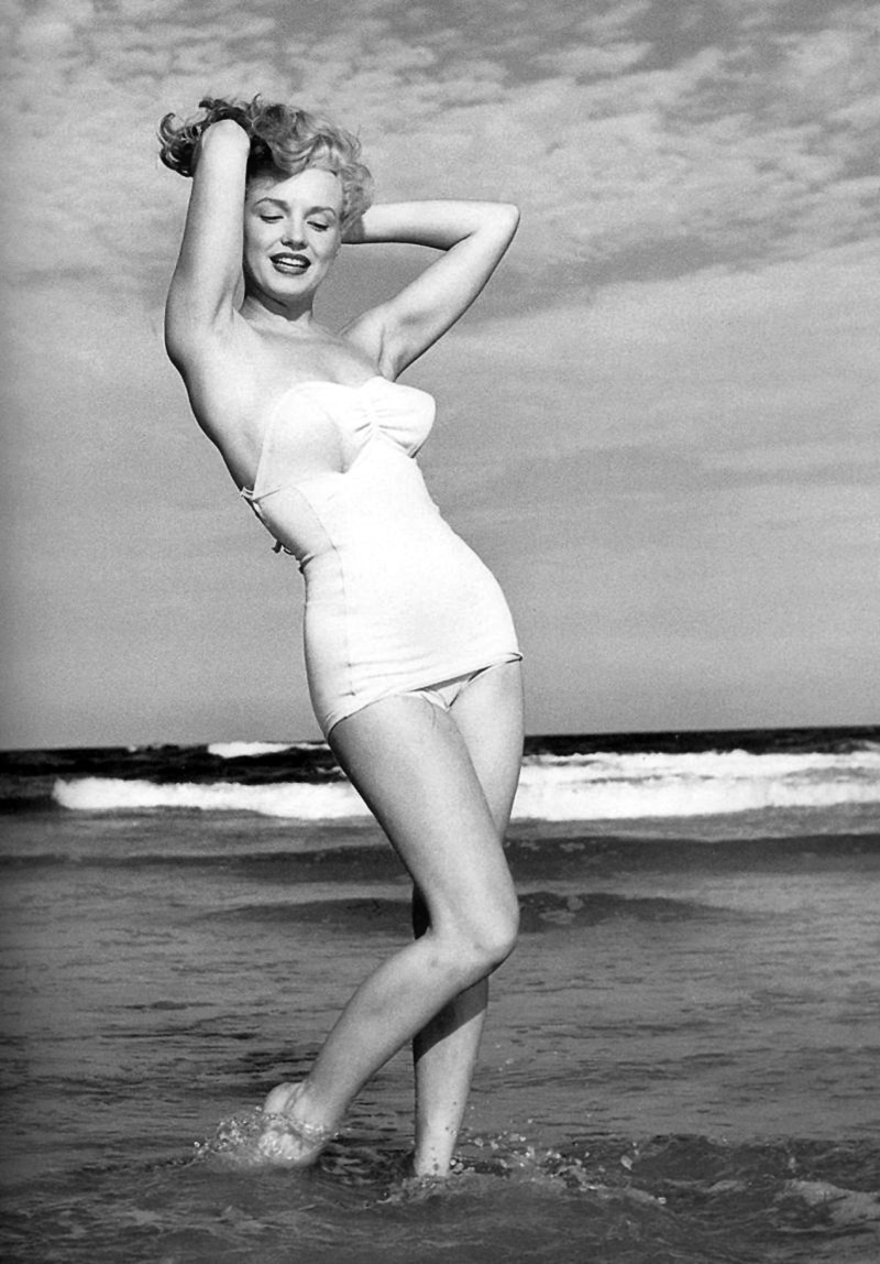 [Marilyn_Monroe_1949_Beach_Photoshoot_022[6].jpg]
