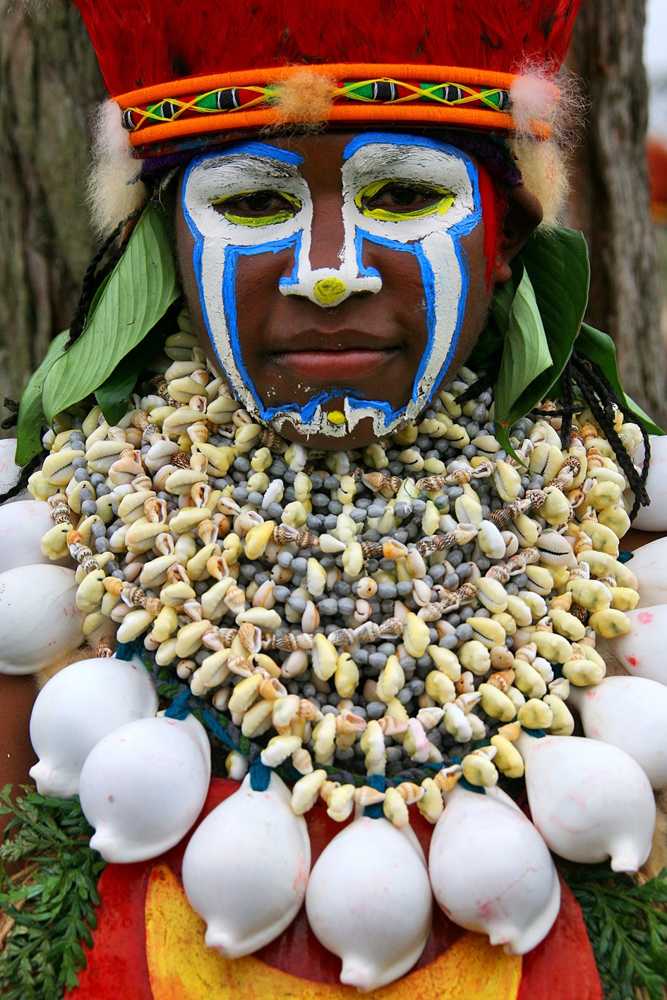 [Eric Lafforgue - Papua New Guinea - shells decoration[6].jpg]