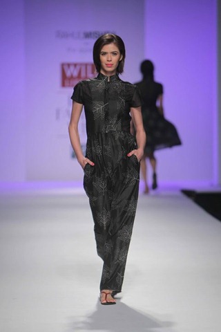 [WIFW SS2010 collection by Rahul Mishra's Show3[4].jpg]