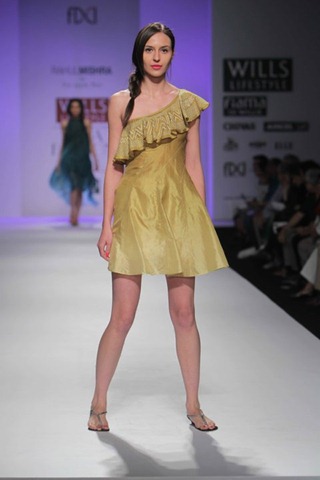 [WIFW SS2010 collection by Rahul Mishra's Show7[4].jpg]