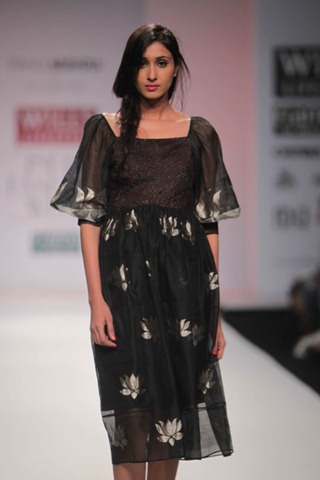 [WIFW SS2010 collection by Rahul Mishra's Show13[4].jpg]