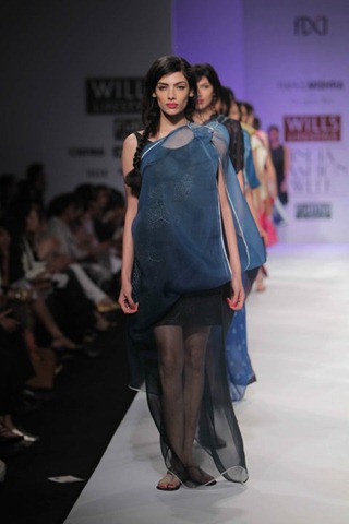 [WIFW SS2010 collection by Rahul Mishra's Show16[4].jpg]