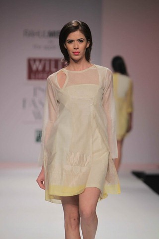 [WIFW SS2010 collection by Rahul Mishra's Show22[4].jpg]
