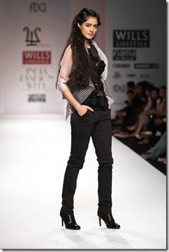 WIFW SS 2011  Walnut by Nidhi & Divya Ghambhir (12)